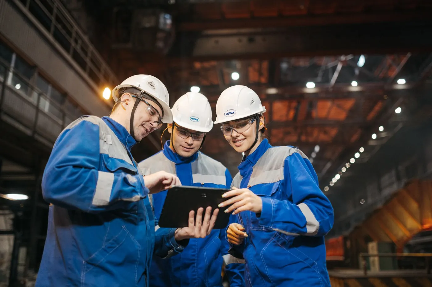 Ingenieros revisando datos en una tablet en planta